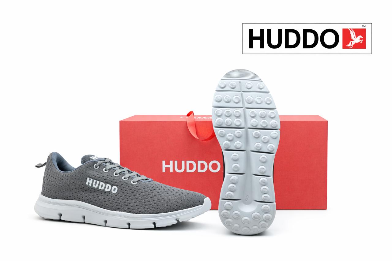 Gray sneakers with white soles on a red HUDDO box
